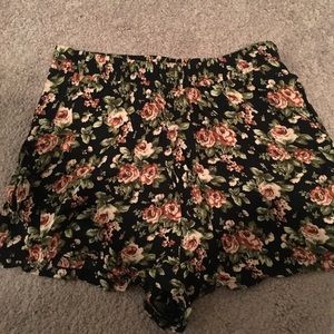 Floral elastic shorts
